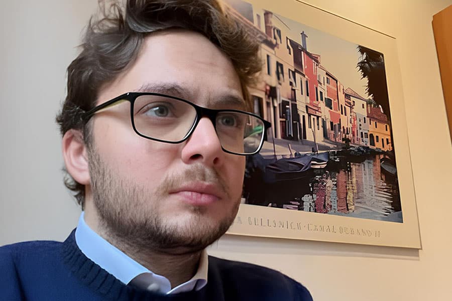 Studio Ferrati e associati Marco, ragazzo con occhiali neri e capelli marroni, il quale indossa un maglione di colore blu